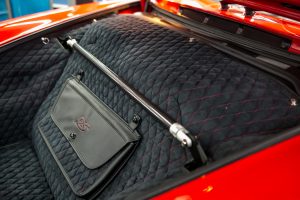 Einbauansicht Kofferraumteppich/Tasche/Domstrebe